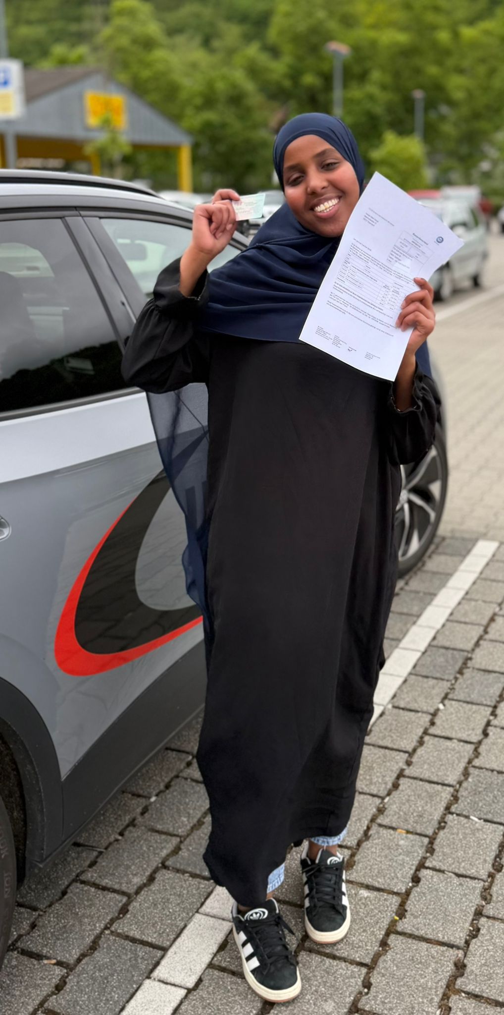 Hodan hat den Führerschein Klasse B bei der Indrive Fahrschule bestanden