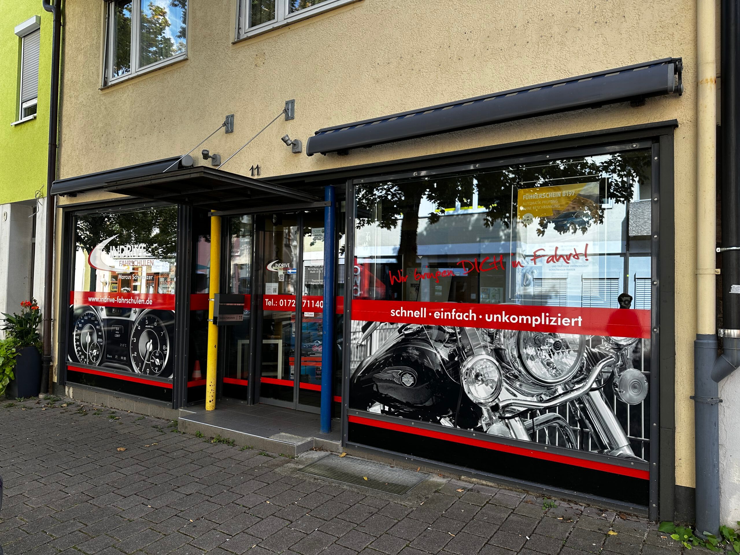 Außenansicht der Indrive Fahrschule in Oberndorf in der Hauptstraße 11