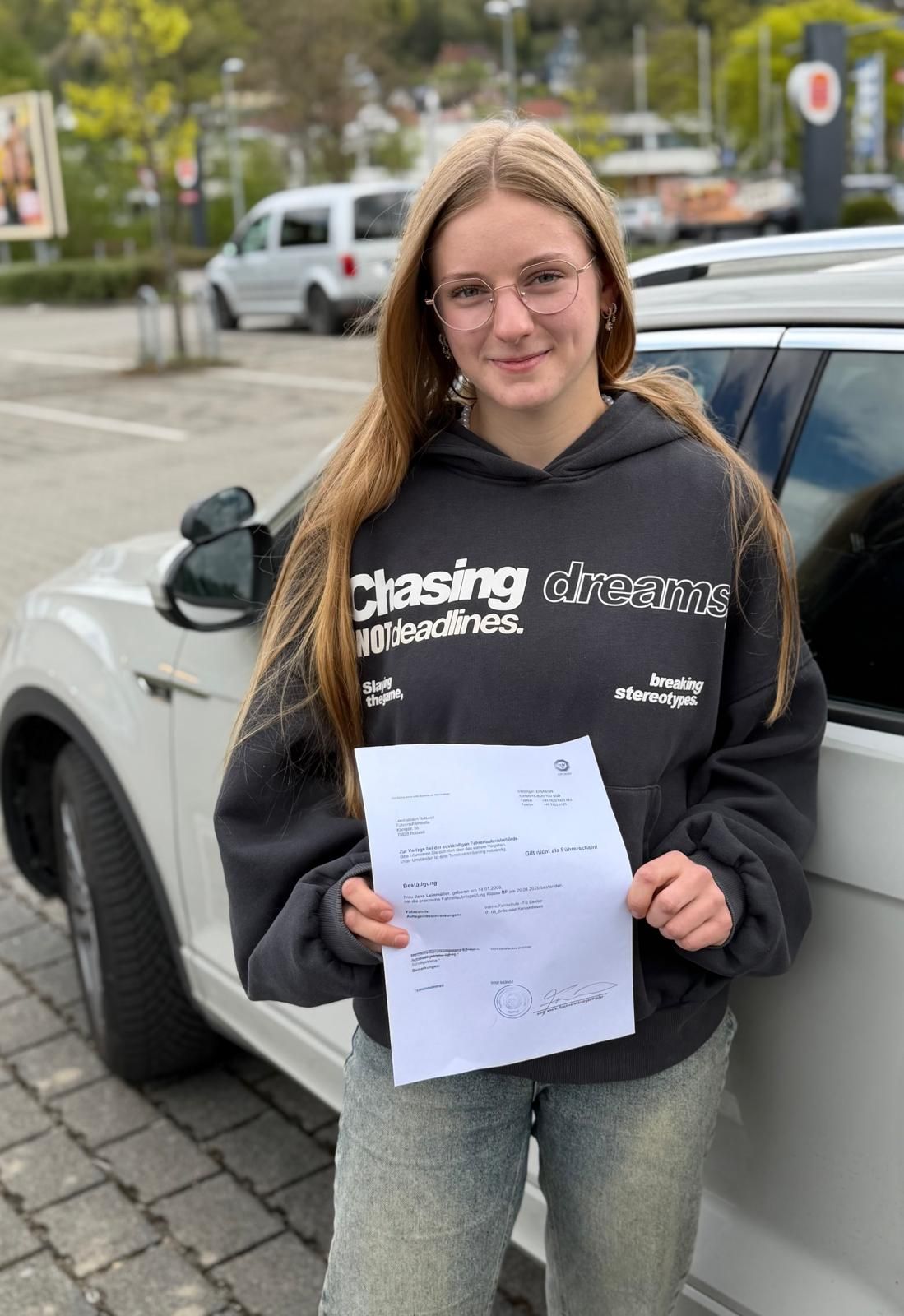 Jana hat den Führerschein Klasse BF17 bei der Indrive Fahrschule bestanden