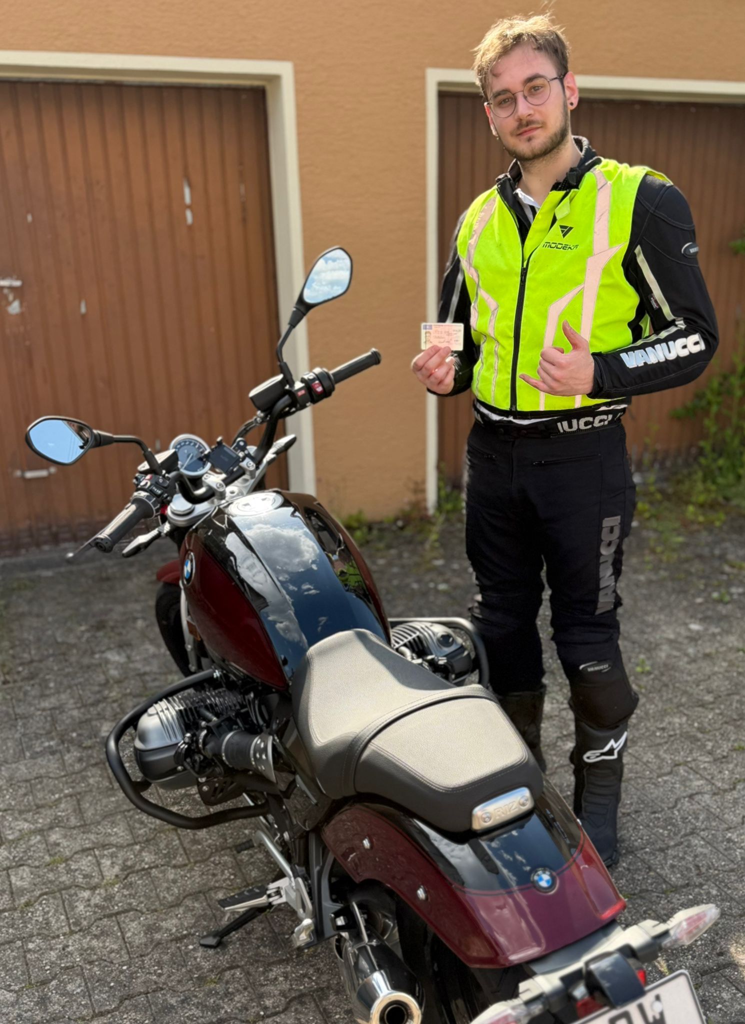 Leon hat den Führerschein Klasse A bei der Indrive Fahrschule bestanden