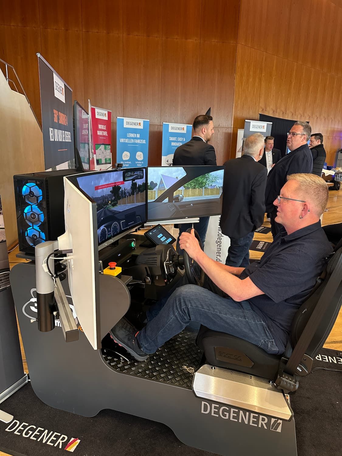 Marcus Schwanzer, Inhaber der Indrive Fahrschule, beim Test eines modernen Fahrsimulators