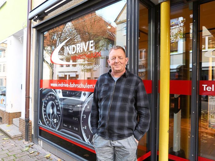 Inhaber Marcus Schwanzer vor der Indrive Fahrschule