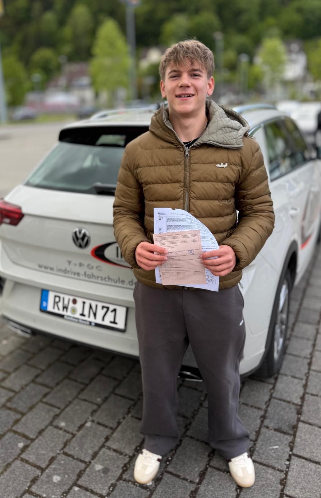 Marlon hat den Führerschein Klasse BF17 bei der Indrive Fahrschule bestanden
