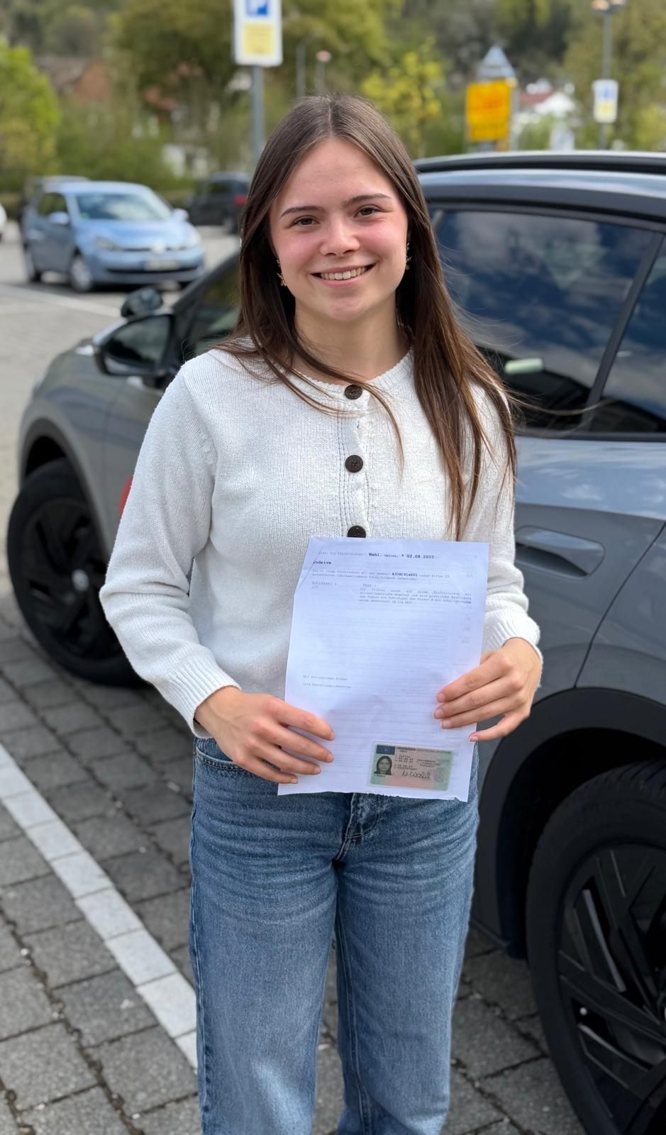 Melina hat den Führerschein Klasse B bei der Indrive Fahrschule bestanden