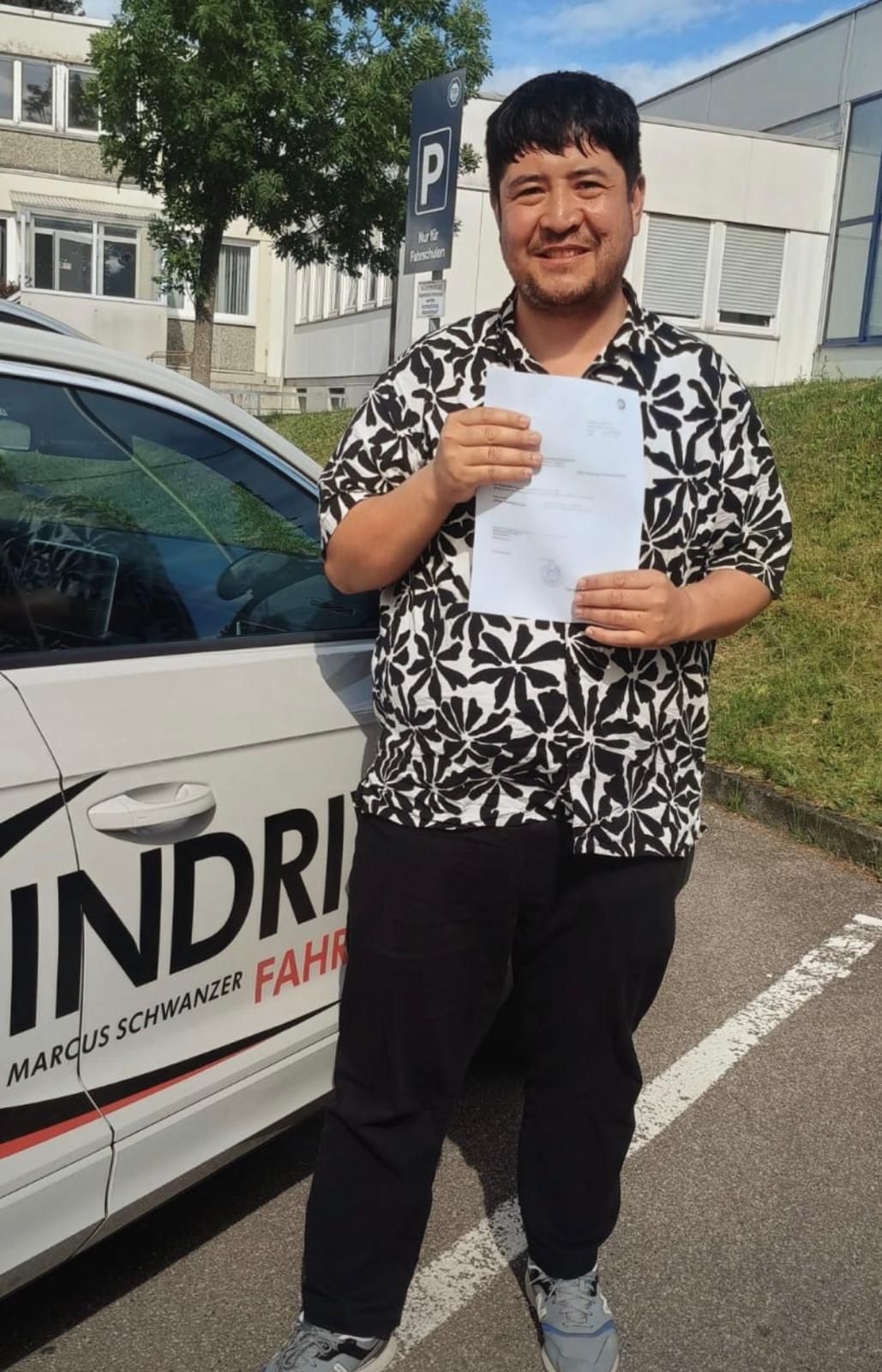 Najibulla hat den Führerschein Klasse B bei der Indrive Fahrschule bestanden