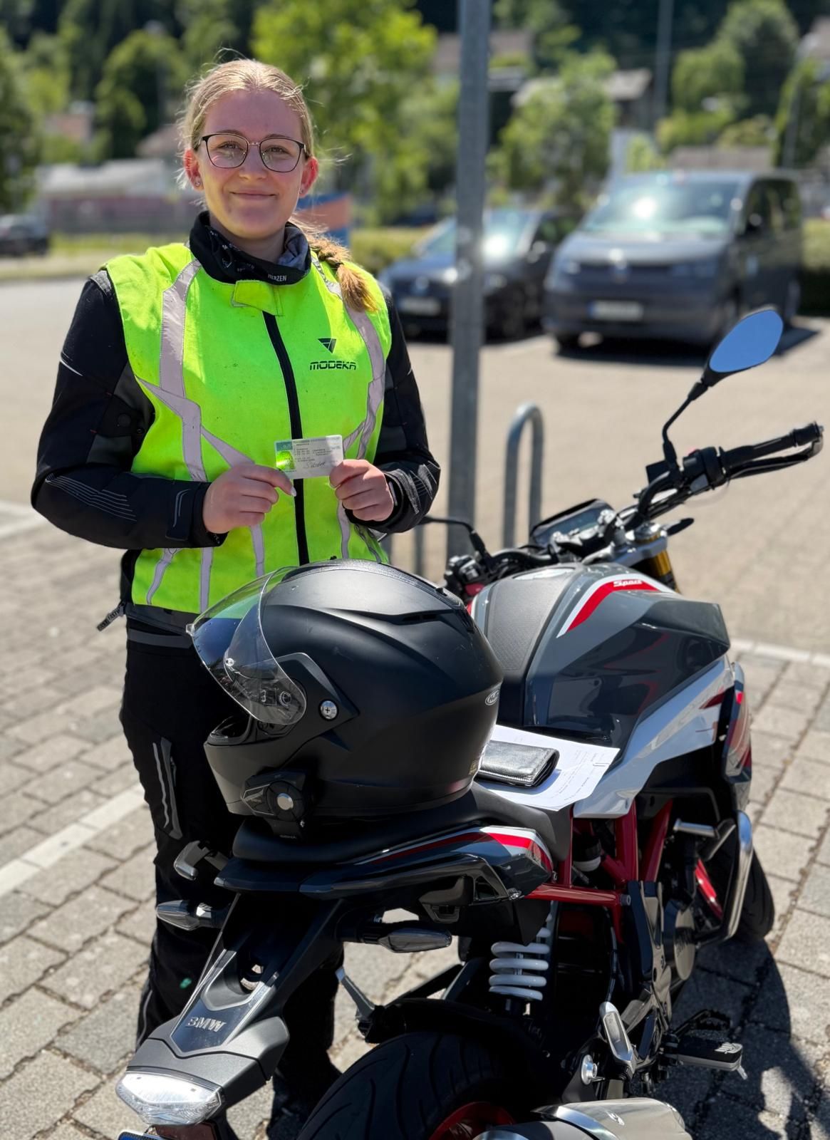 Susanne hat den Führerschein Klasse A2 bei der Indrive Fahrschule bestanden